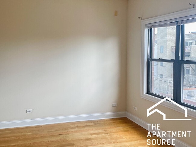 Building Photo - 3231 N Kenmore Ave