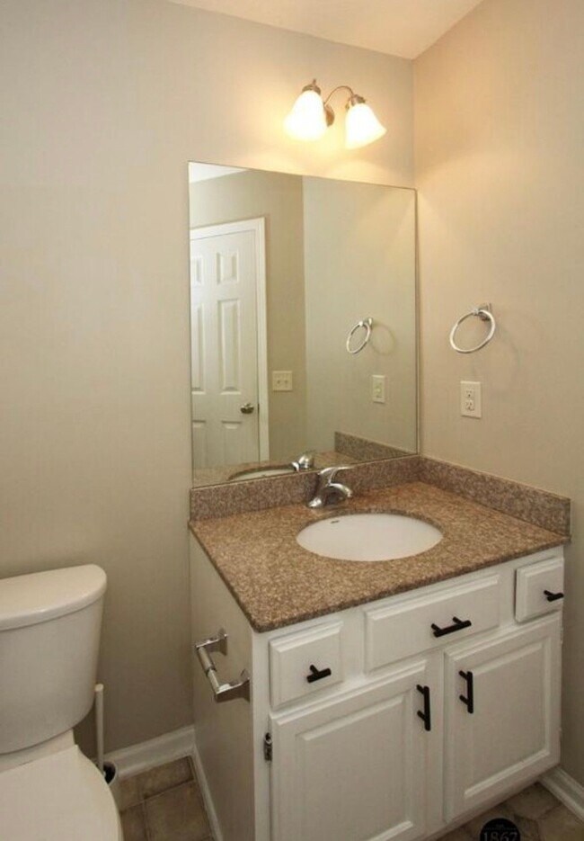 Building Photo - 6028 Glenbrook Ln