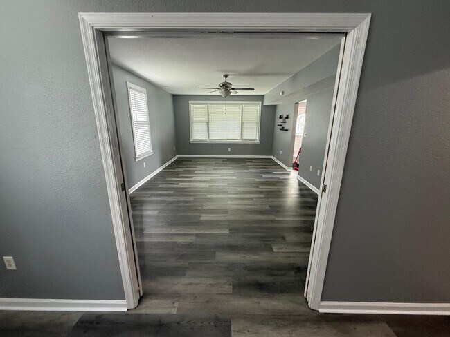 Building Photo - 4 bedroom 3 baths single family house clos...