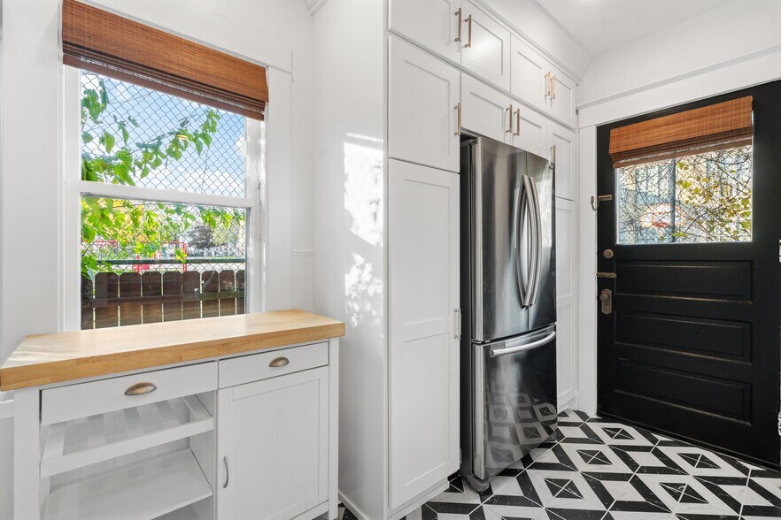 Building Photo - 127 Trowbridge St NE