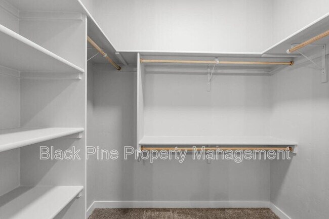 Building Photo - 895 N Aleppo Wy