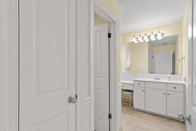 Building Photo - 3 bedroom/ 2.5 bathroom