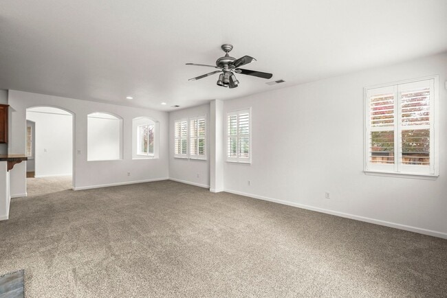 Building Photo - 4 Bedroom Home with Loft & Mountain Views ...