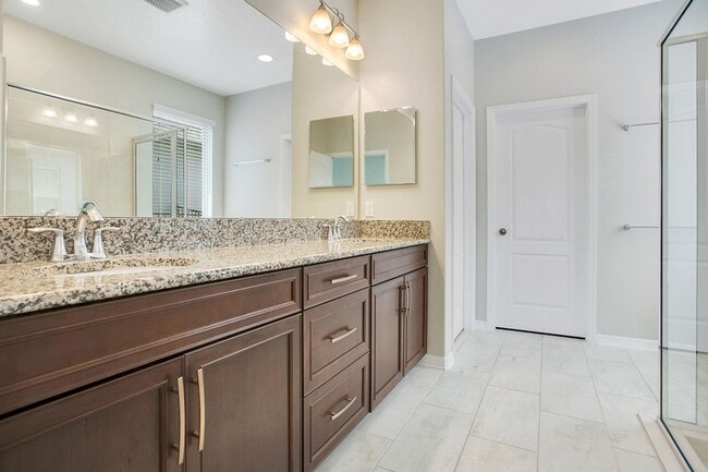 Building Photo - Spacious 4 Bed 3 Bath Home