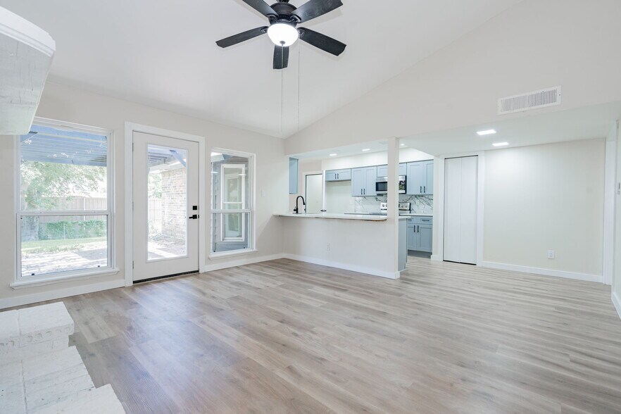 Building Photo - 3733 Magnolia Dr