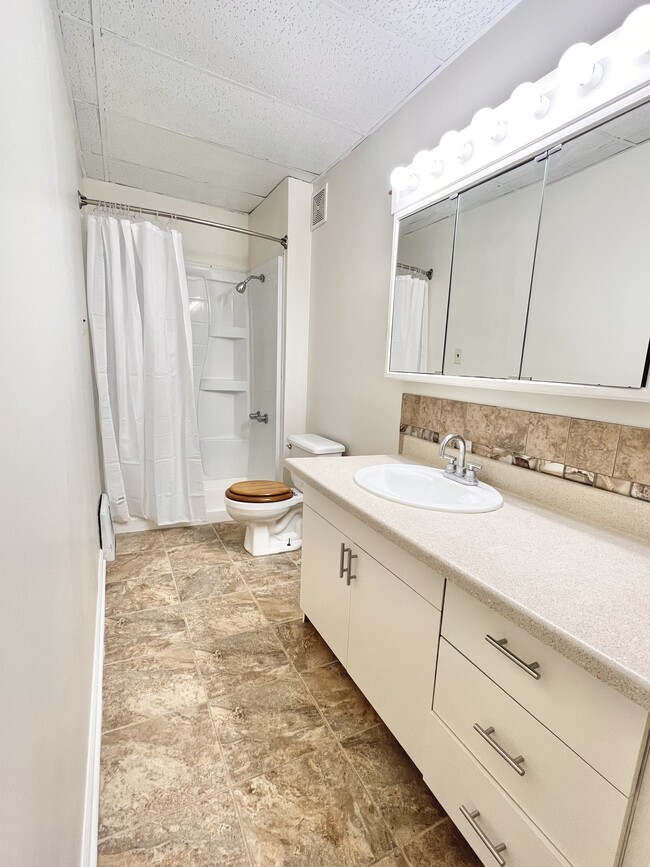 Main Bathroom - 96 Cedar Ave