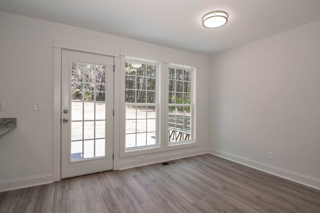 Building Photo - Lux Three Bedroom Townhouse in Sherrills Ford