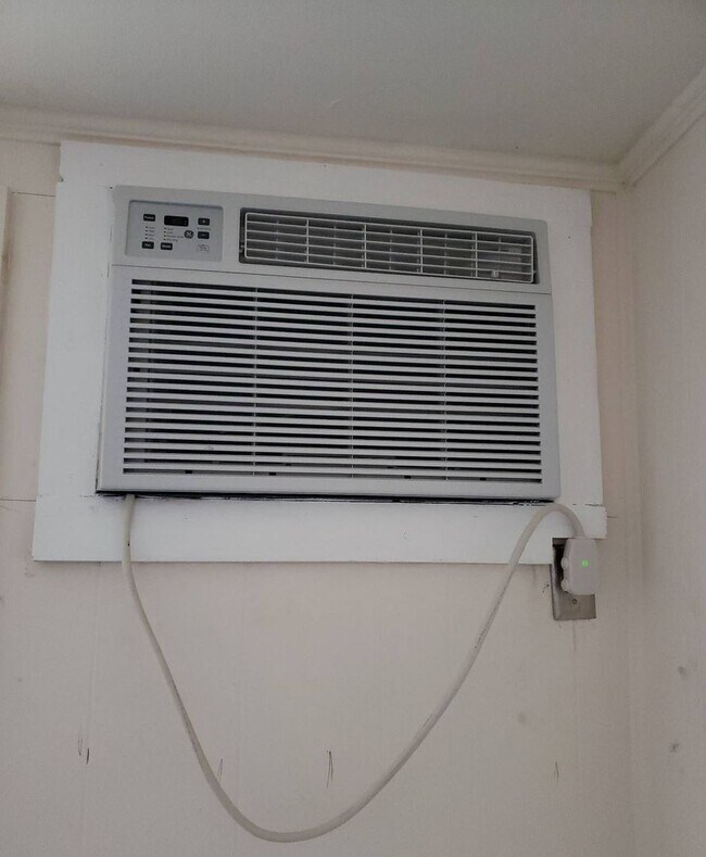 Building Photo - 1500 W 4th St