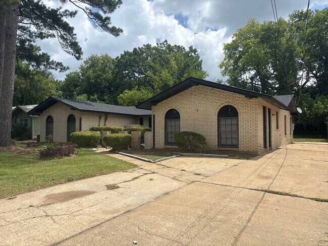 Building Photo - 4018 Strathmore Dr