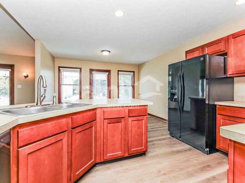Building Photo - 5692 Cottonwood Ct