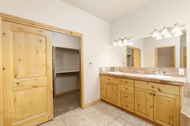 Building Photo - Shadow Mountain 3-Bedroom, 2-Bathroom Home...