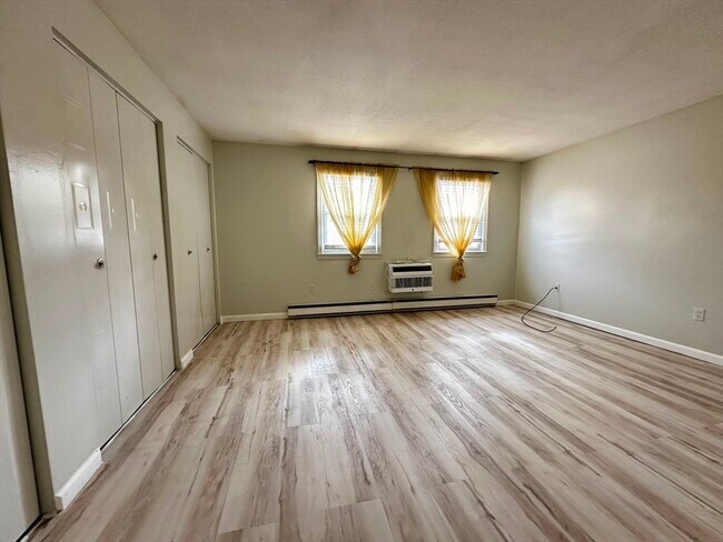 Building Photo - 540 Granby Rd