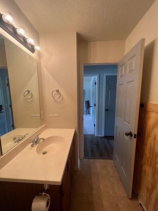 Building Photo - 5Br Basement Home