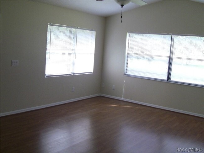 Building Photo - 335 E Falconry Ct