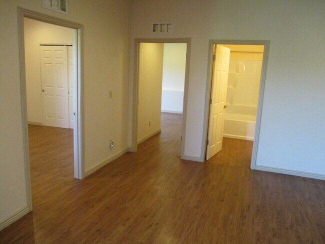 Building Photo - Walkout Basement Apartment - PRICED TO RENT - AVAIL 6/1/26