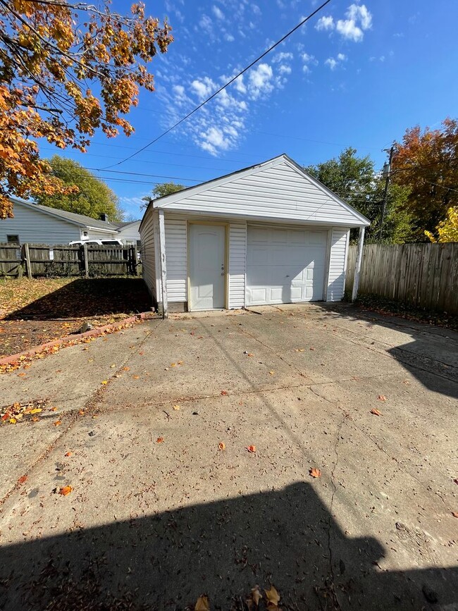 Building Photo - Vinton Neighborhood 3 Bedroom 2 Bath House