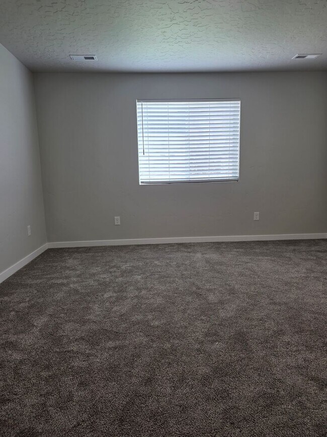 Building Photo - Like new 4 Bedroom Home