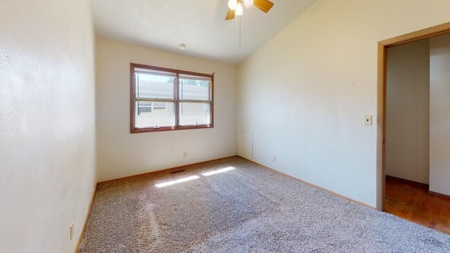 Building Photo - Spacious 2 Bedroom w/Basement & Vaulted Ceilings