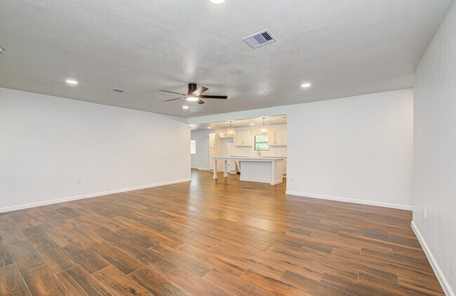 Building Photo - 6930 S Oak Bend Dr