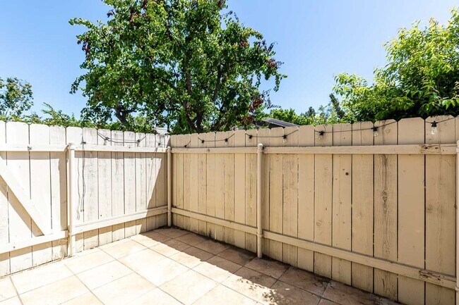 Building Photo - **LOOK NO FURTHER 3 BEDROOM TOWNHOME W/LAU...