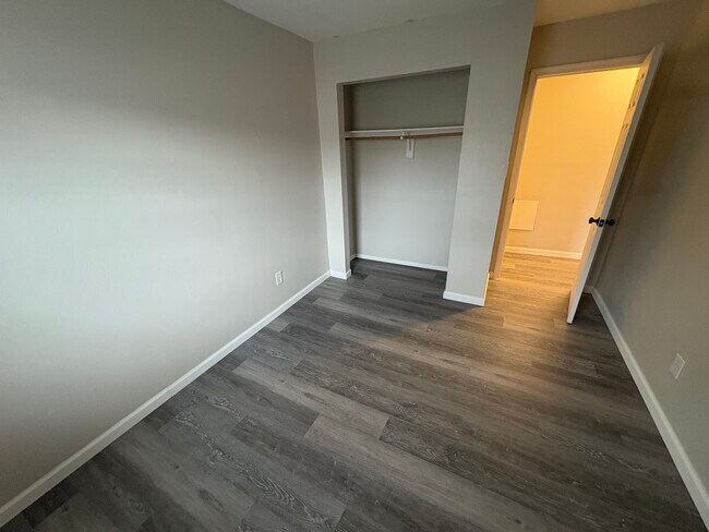 Building Photo - 813 S Grosvenor Ct