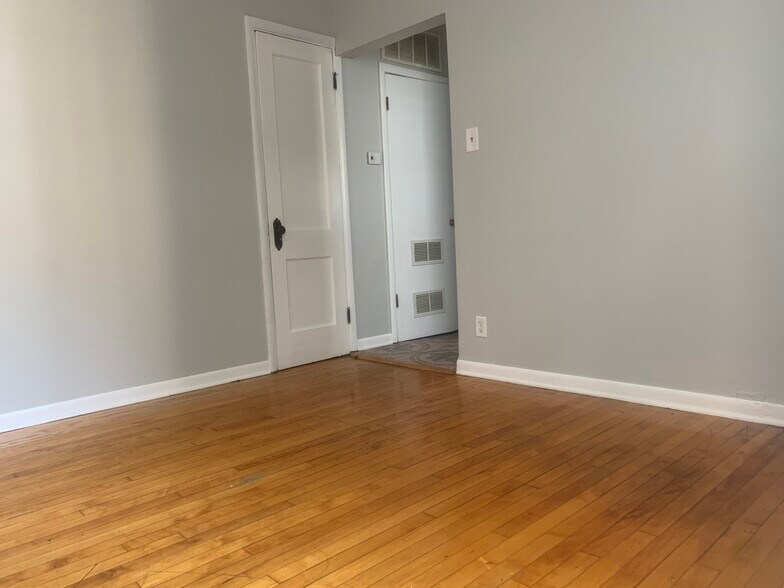 Building Photo - 1422 N Maplewood Ave