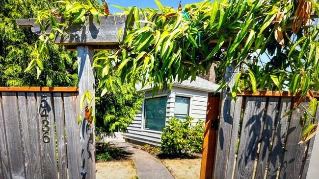 Building Photo - Stunning 3 bed/2bath remodeled home, with full ADU! Pets ok Move in Special!