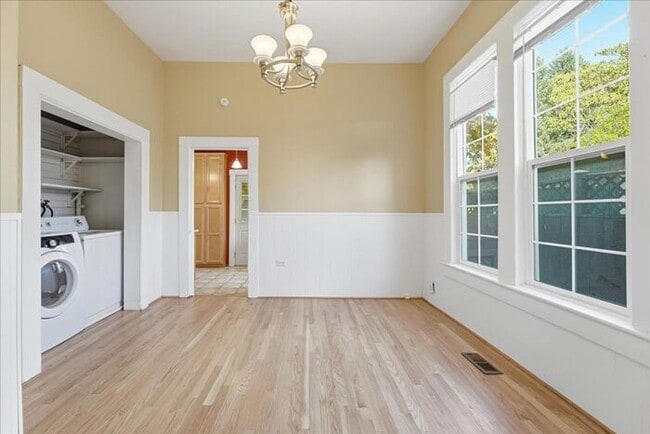Building Photo - Charming Updated Home in SE Portland!