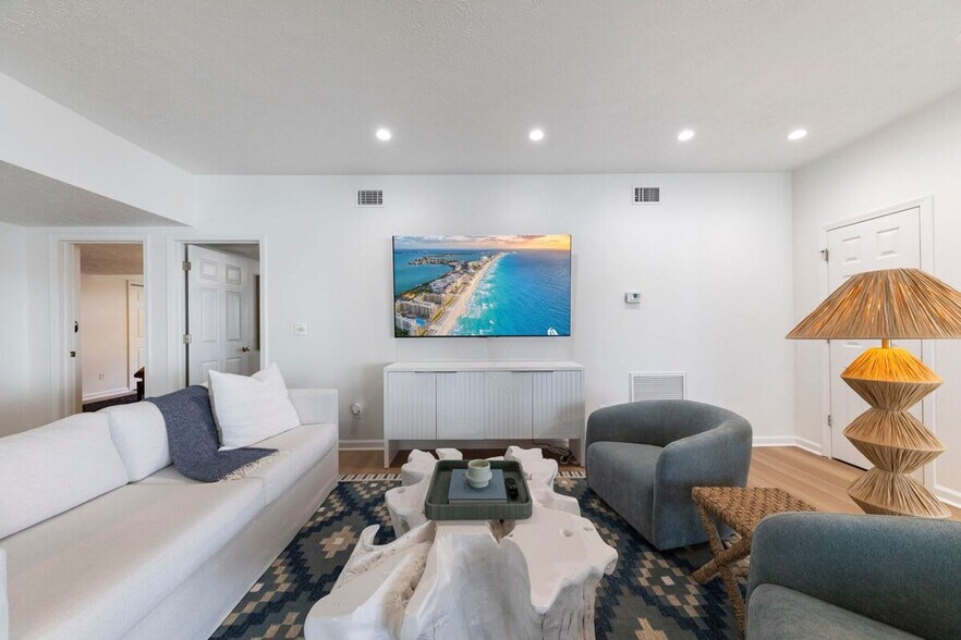 Building Photo - 169 Pompano St