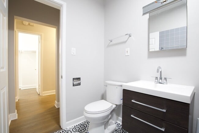 Building Photo - 1454 W Winnemac Ave