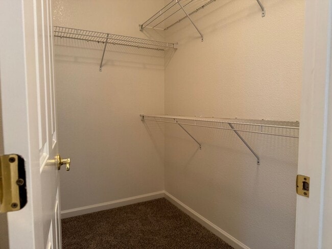 Building Photo - Well-maintained Roseville home!