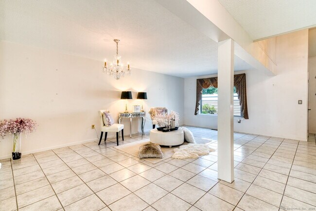 Building Photo - 592 Mountain Rd