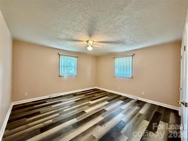 Building Photo - 3132 Dawnshire Ave