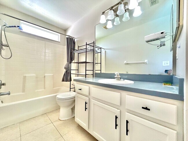 Building Photo - Davenport Gem: 4Bedrooms/ 2Baths pool home!