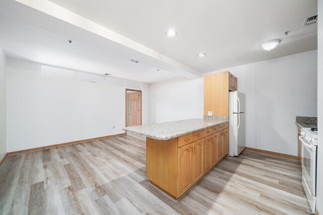 Building Photo - 72 Park Ave