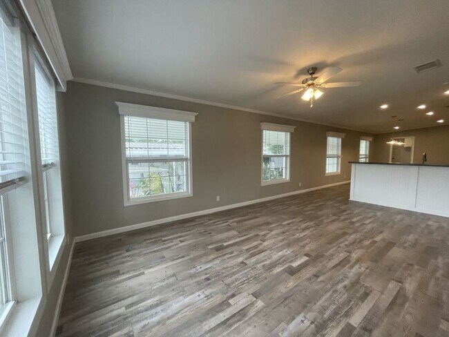 Building Photo - 36126 Plum Ave