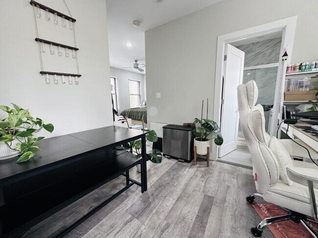Building Photo - 0 bedroom in Chicago IL 60657