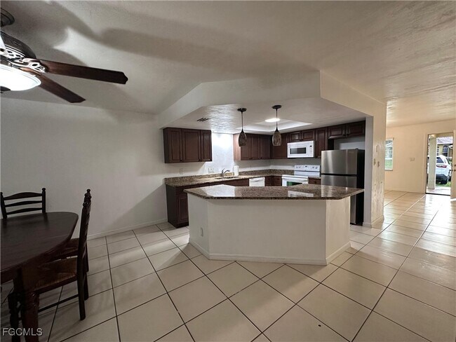 Building Photo - 4517 SW Santa Barbara Pl