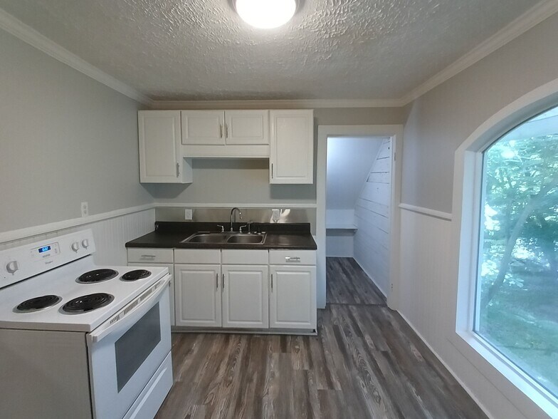 Building Photo - 405 N 16th Ave