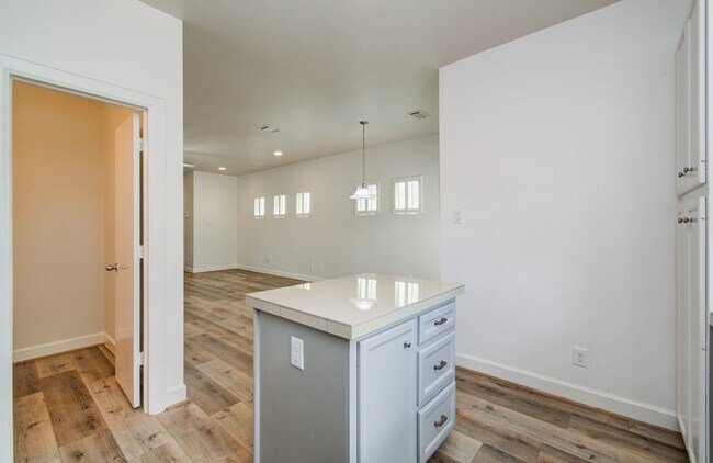 Building Photo - 624 E 39th St