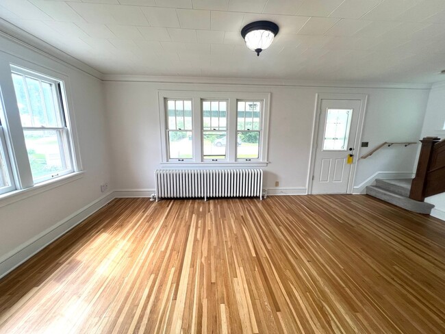 Building Photo - 3 Bedroom, 1 Bathroom Single-Family Home!