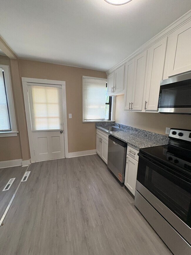 Building Photo - 3 Bedroom 2 Bath Home Near Augusta Road !!! Freshly Renovated