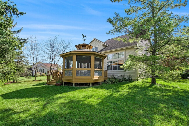 Building Photo - 5974 Versailles Ave E