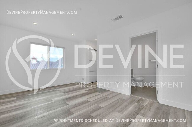 Building Photo - 3026 Greenfield Ave