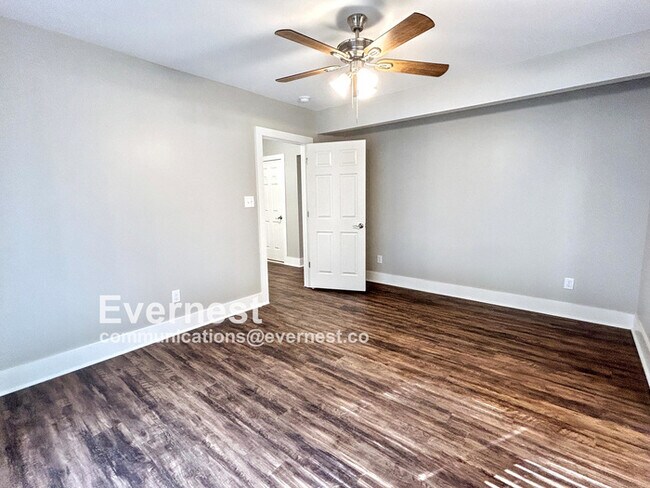 Building Photo - 4-Room Home in Prime Location Near Schools...