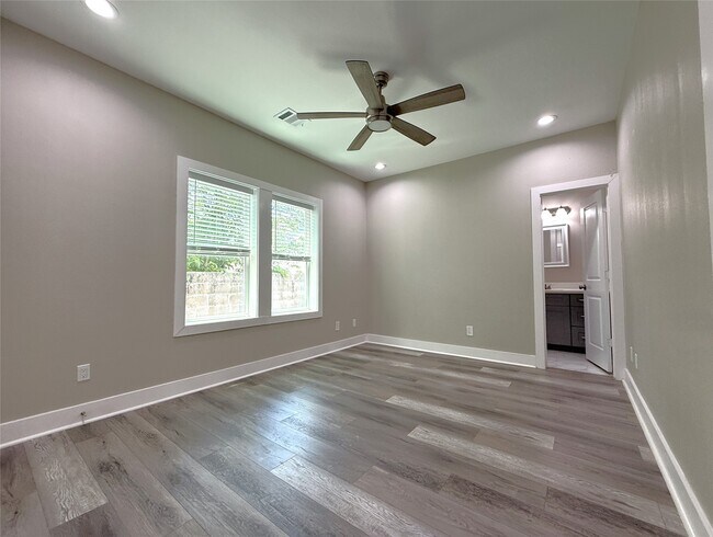 Building Photo - 2123 Bidwell Dr