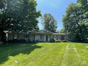 Building Photo - Country living at its finest in Hillsdale ...