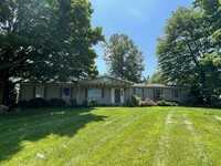 Building Photo - Country living at its finest in Hillsdale ...