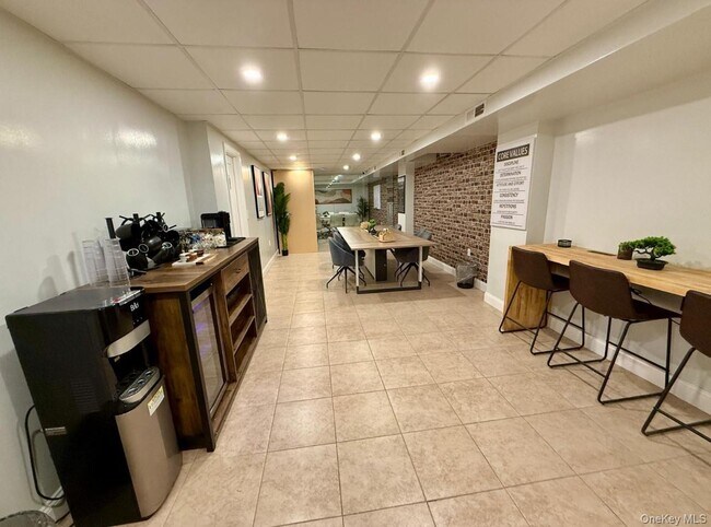 Building Photo - 220 Pelham Rd