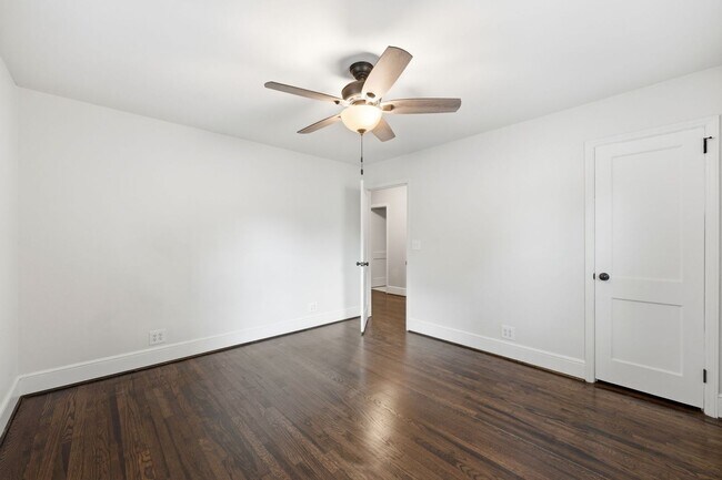 Building Photo - Beautifully Updated 3BR Home in an Established Burlington Neighborhood